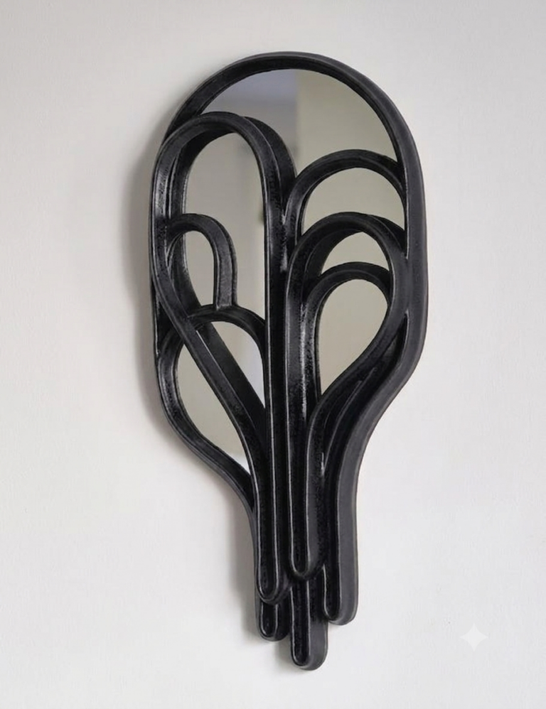 Miroir STIRIA, 2026, Grès émaillé, noir, 45 x 20 cm © Étienne Dubernet