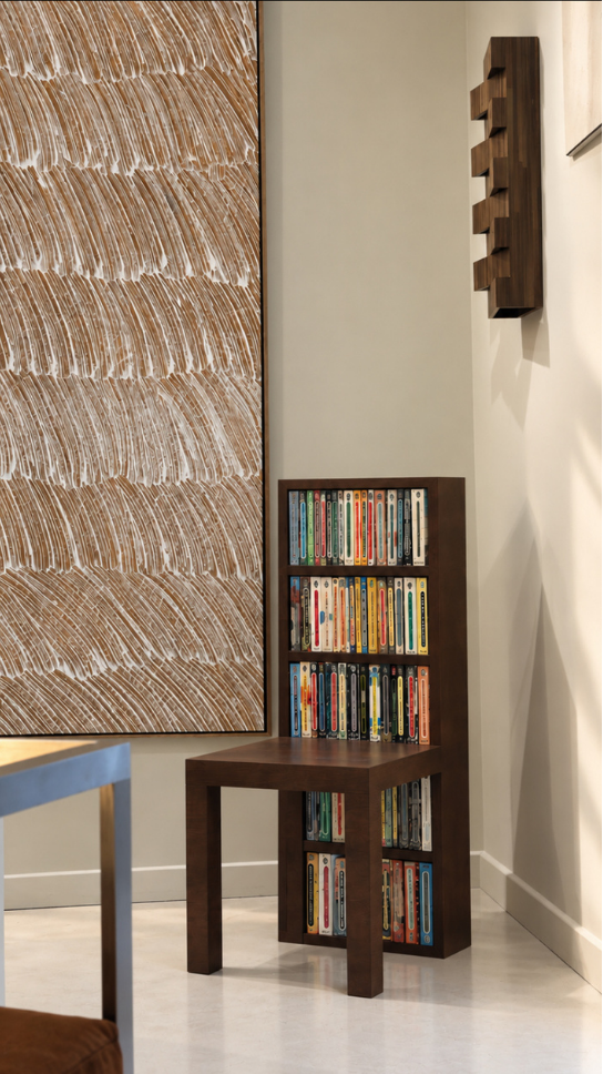 Aurélien Jeauneau, CHAISE - BIBLIOTHEQUE CHÊNE, 2026, Chêne, MDF et plaquage de chêne teinté, 100,2 X 36,9 X 51,4 CM, ASSISE 42,8 CM, © Aurélien Jeauneau