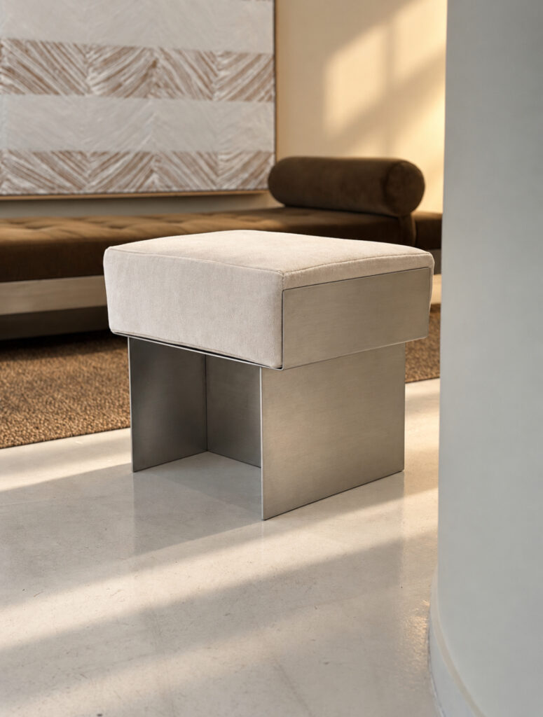 Aurélien Jeauneau, STOOL MILIEU DE PIECE, 2026, acier brossé vernis 45 X 40 X 35 CM, MOUSSE 12,5 CM, © Aurélien Jeauneau